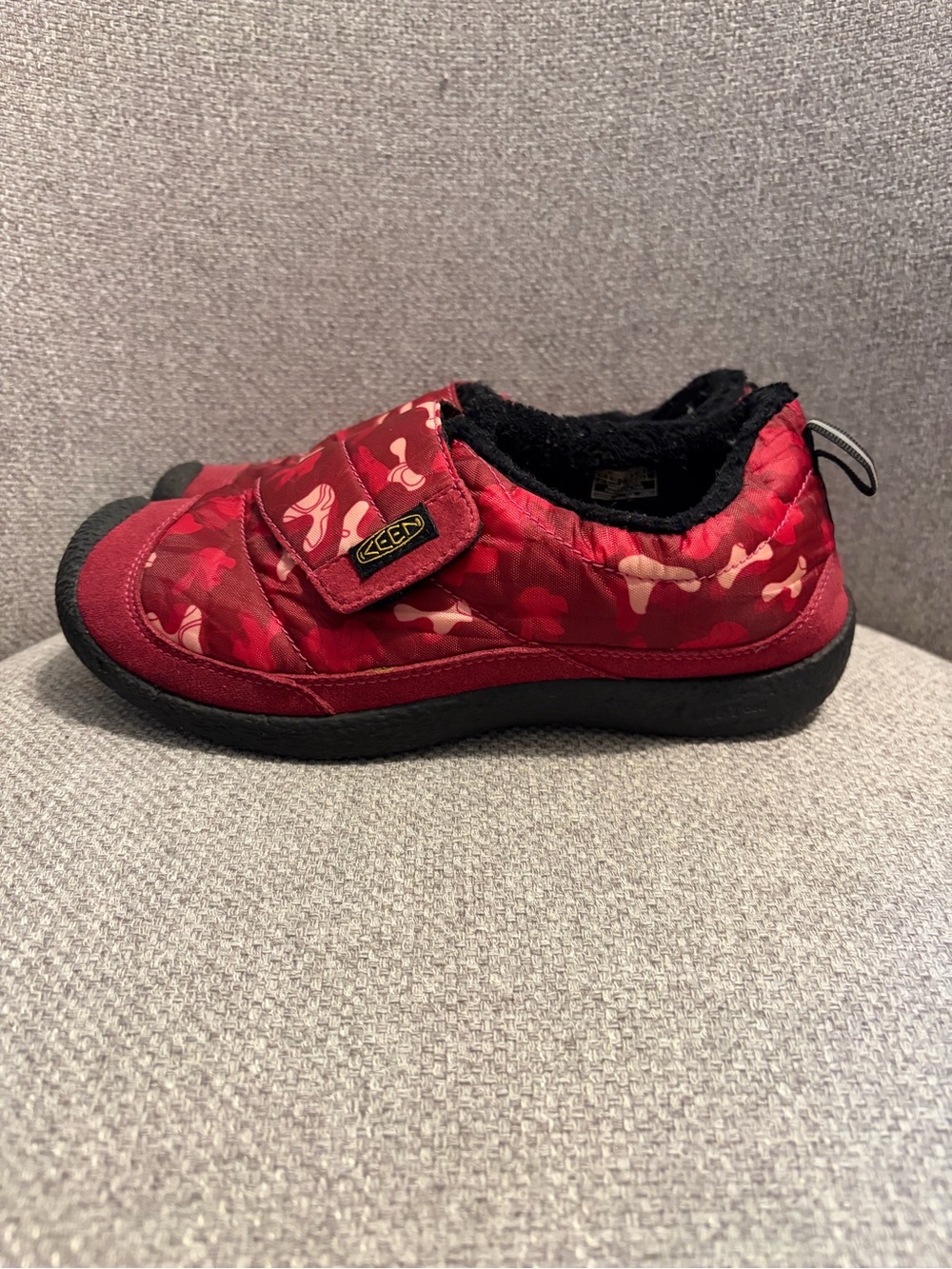 KEEN - Kids' size 5 Howser Low Wrap Slippers in "Jam / Rhubarb" camo colorway.